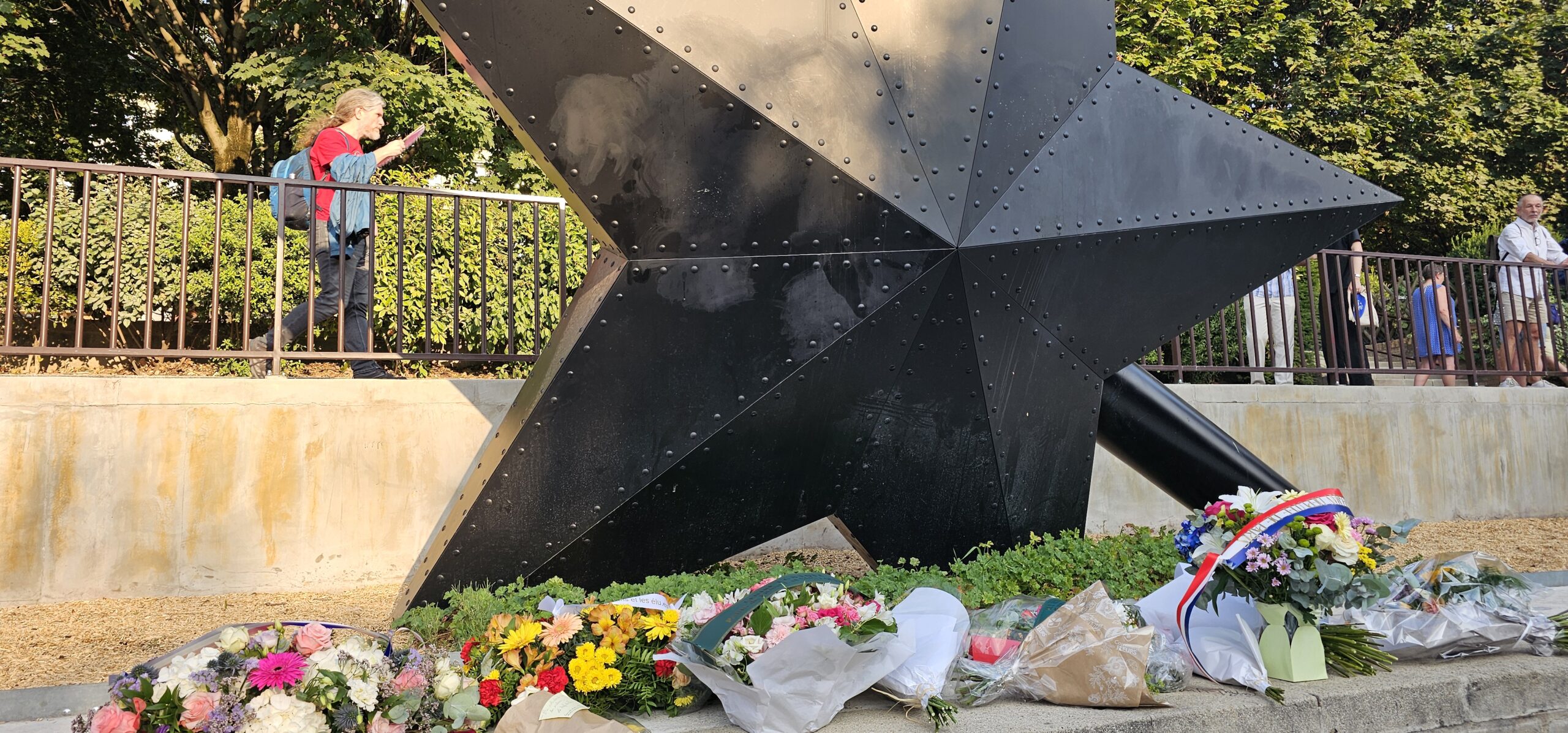 Hommage aux victimes de l&rsquo;attaque LBGTQIA+phobe de Berlin